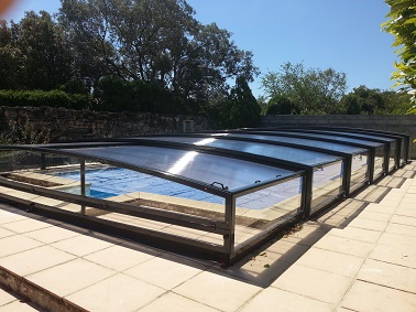 Abri piscine telescopique bas  transparent sans rail au sol motorisé